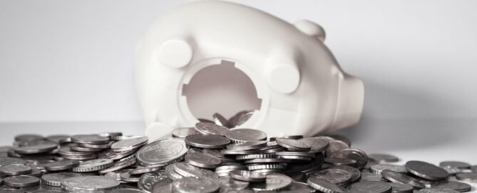Savings jar with coins and money representing an emergency fund for freelancers and self-employed professionals