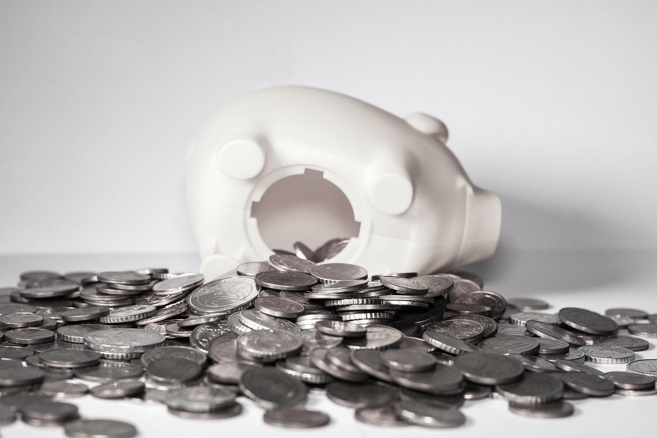 Savings jar with coins and money representing an emergency fund for freelancers and self-employed professionals